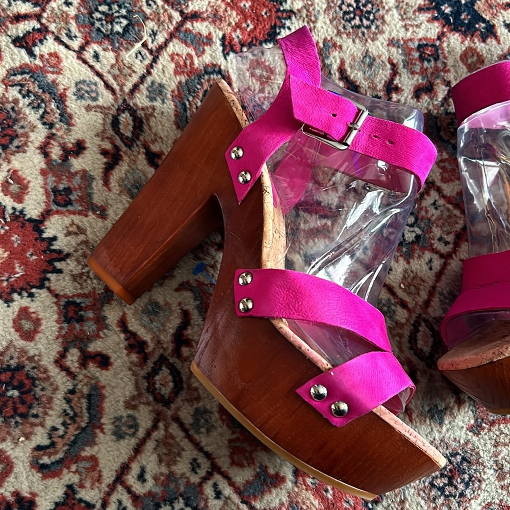 Gianni Bini Fuschia Flame Retro Glam Wood Block Heels - Picture 2 of 8